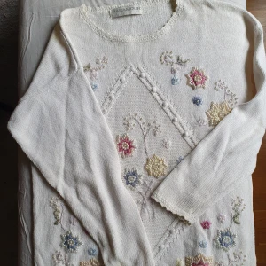 Vintage tröja med brodyr och pärlor - Superfin tröja från 80-talet med så gulligt brodyr och pärlor. Små missfärgningar vid hals och ärm spm säkert går bort om man ger den lite kärlek. Få lösa trådar i brodyret med.