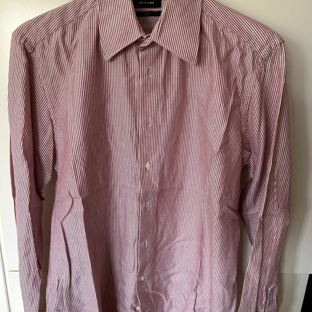 En skjorta från sand herr, nypris 1200kr, storlek 41, nyskick knappast använd Frakt ingår inte i priset!. Skjortor.