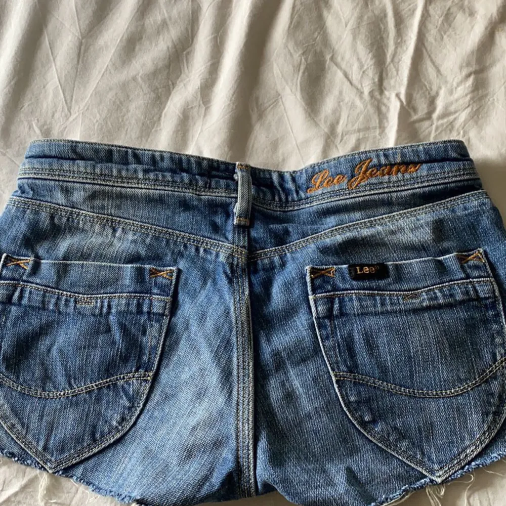 Säljer lågmidjade shorts i super fint skick💞 Säljer då dem är för små. Shorts.