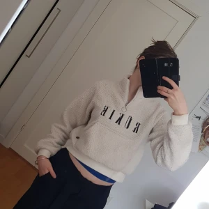 Vit Rükie tröja med snygg ring skedja 💿🕺 - Jättefin rükie tröja med ring skedja. Den har fickor och är jätte mysigt. Cropped fit ➡️ se bilderna. Fråga för fler bilder. Pris kan förhandlas. 💕💕