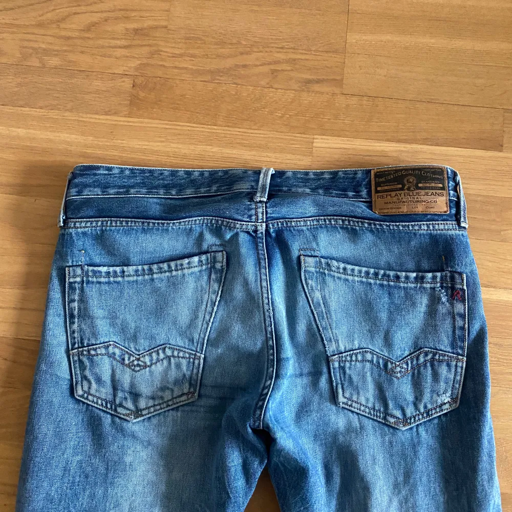 Säljer nu dessa extremt snygga replay jeans, modellen är waittom som är straight slim fit så sitter sjukt bra i passform! Skick 9/10. Storleken är 32/32 men passar mig som har 31/34 i vanliga fall. Pris 379kr. Jeans & Byxor.
