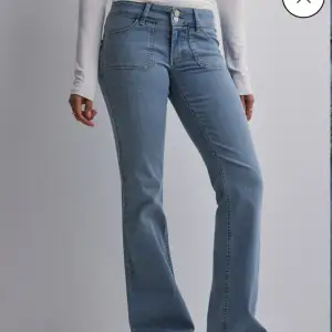 Säljer dessa jeansen från Nelly då de ej passar. Helt nya med prislapp. Slutsålda på hemsidan. Low Waist Bootcut Jeans. Nypris 699kr.  Färgen är mörkblå 