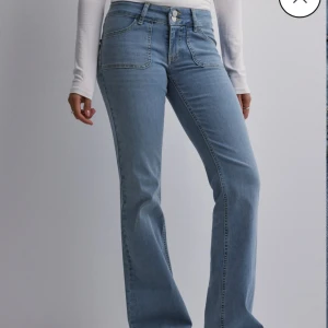 Jeans från Nelly  - Säljer dessa jeansen från Nelly då de ej passar. Helt nya med prislapp. Slutsålda på hemsidan. Low Waist Bootcut Jeans. Nypris 699kr.  Färgen är mörkblå 