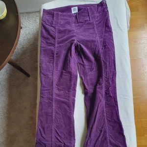 Lågmidjade flares i manchester st 29 - Fina manchesterbyxor från Urban Outfitters i storlek 29. Flared.