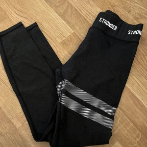 Stronger tights - Säljer dessa fina stronger leggings, då de är för små för mig.  Det är i storlek S och de är grå/svarta, kom privat för frågor💕💕