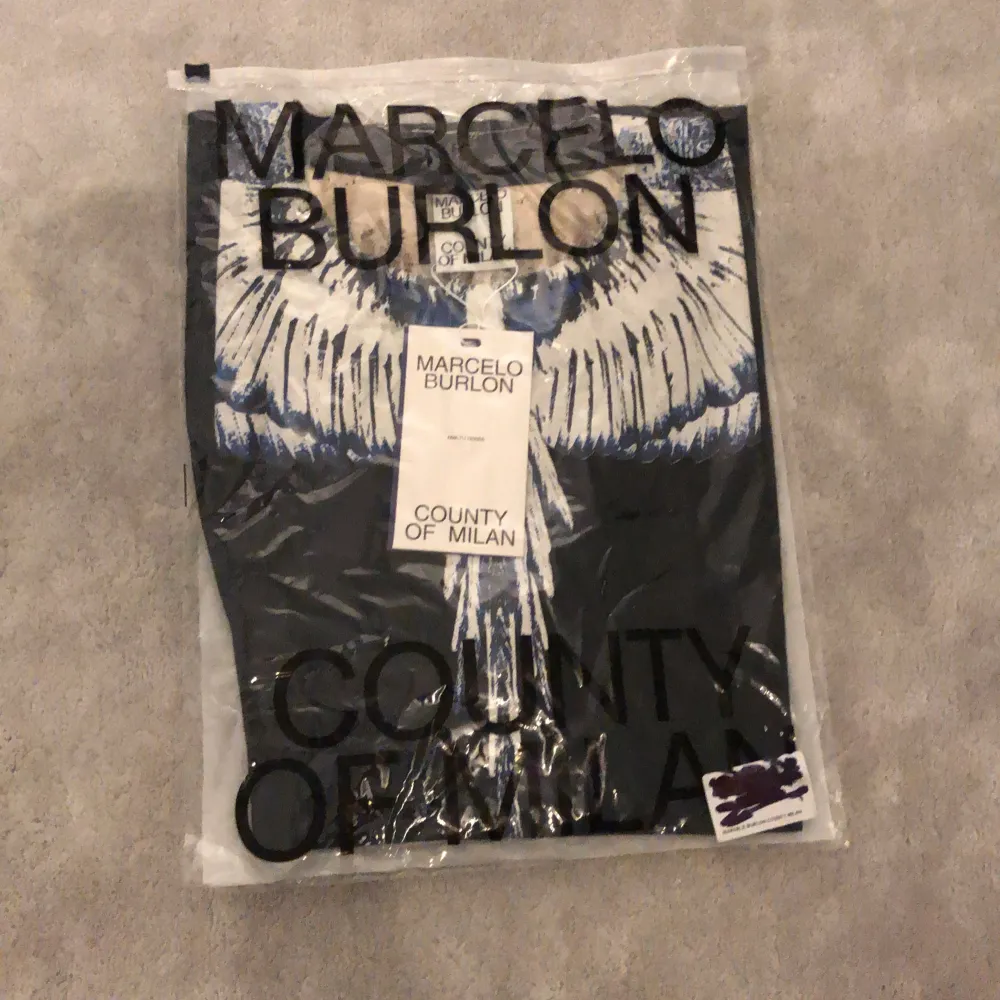 Marcelo Burlon T-shirt i 10/10 skick. Tröjan är sprillans ny med dustbag och lapp kvar. Tröjan passade mig personligen inte så jag säljer den nu. Köptes nyligen på mintoo REA. Pris går att diskuteras. . T-shirts.