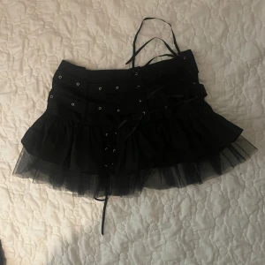 Emo kjol - Emo kjol i L man kan dock göra storleken mindre med banden så typ M-S Aldrig använd
