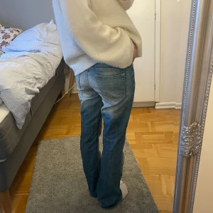 Snygga loosefit bootcut jeans  - Super snygga, passar till allt och sköna, recommend 👍🏼👍🏼(obs har ett litet hål på knät och en litet annan defekt,skriv för bild) 