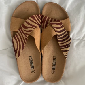 sommar tofflor  - så snygga tofflor perfekta till sommaren😍 helt nya, aldrig använda!  nypris: 399kr