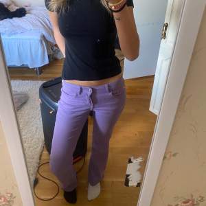 Skitnajs lågmidjade jeans i lila färg 💜💜Är 174 och de är bra i längden 