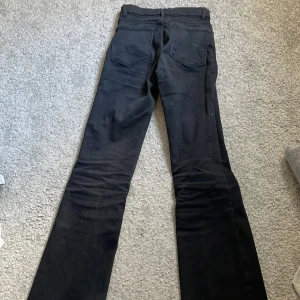 Svarta bitvis jeans  - Jätte fina jeans i lite stretch material, sitter super bra och är i fint sick😊💗