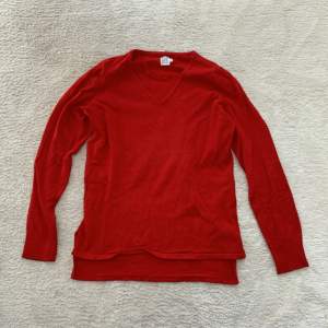 En jättefin röd tröja som går super bra att matcha till ett par jeansshorts🌸