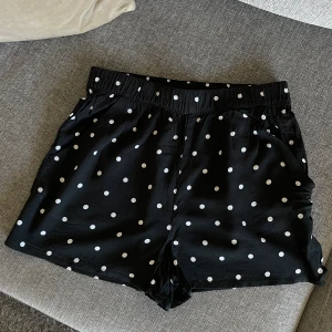 Lätta shorts i nyskick - Prickiga shorts i storlek 36 •Använda 2 gånger, hittar ingenting att anmärka på •Fina, trendiga. Storlek 36 📬Kan skickas mot fraktkostnad 🚫Djurfritt och rökfritt hem  📍Kan mötes upp i Mölnlycke centrum