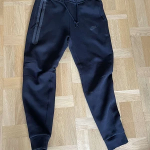 Nike tech tracksuit byxor - Säljer dessa Nike tech tracksuit byxor, köpt från Nike. Använd 3-4 gånger!