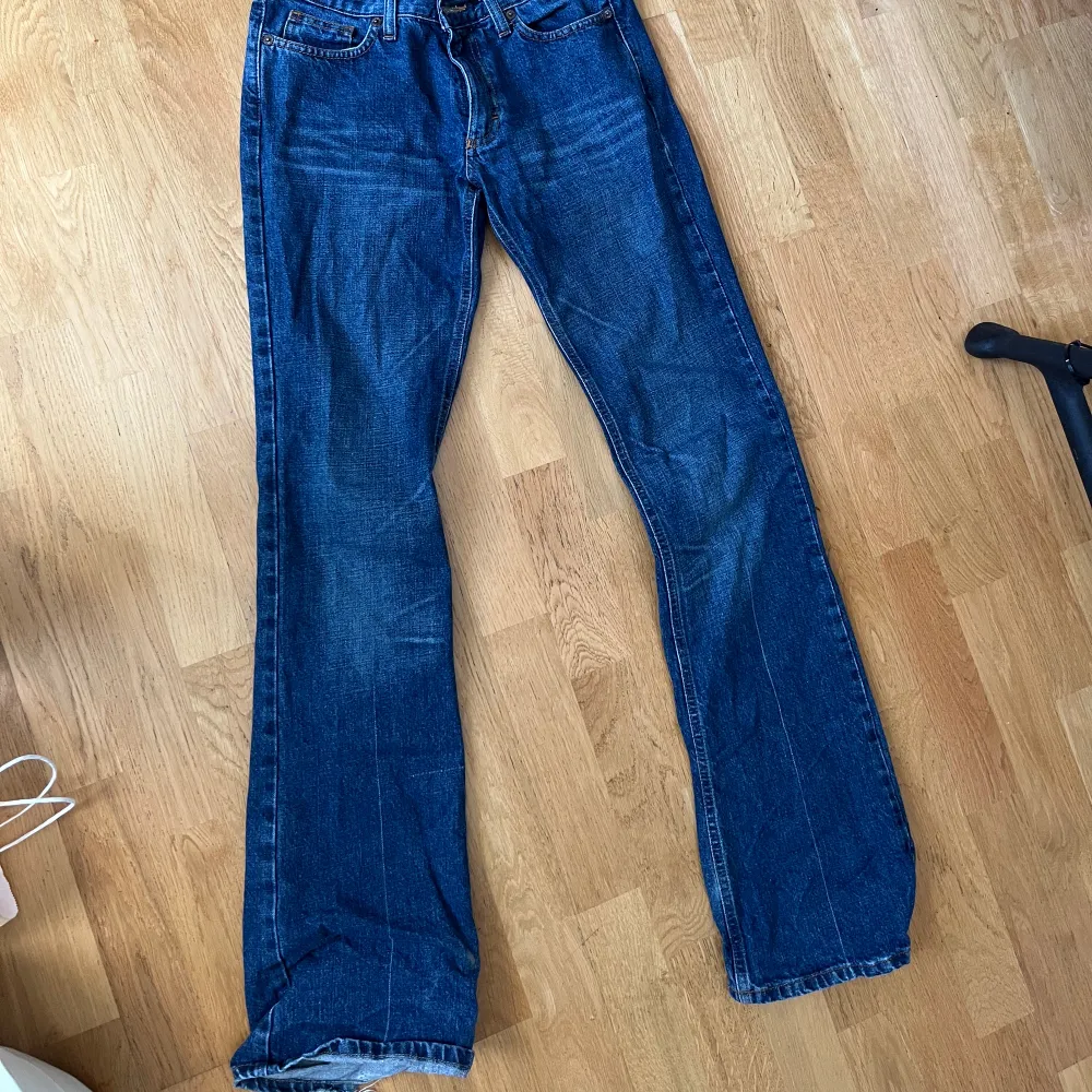 Säljer nu mina skitsnygga low waist jeans. De är dock lite långa på mig så därför säljer jag. . Jeans & Byxor.