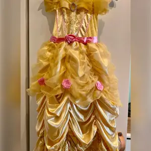 Fin prinsessklänning (skönheten och odjuret), köpt från Disney store. Storlek 8-9 år. Sparsamt använd. Kan skickas mot att köparen står för frakten. 