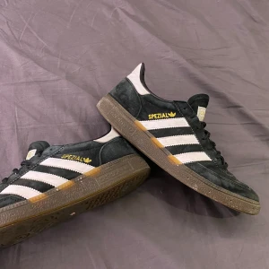Adidas spezial skor  - Tjo säljer ett par riktigt feta spezial skor  Skick 9/10 Hör av er vid minsta fundering 