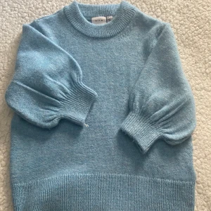 Kortärmad stickad tröja  - Använd endast ett fåtal gånger, köptes för 399kr. Från Vila.💕 Är i storlek S men passar också XS.