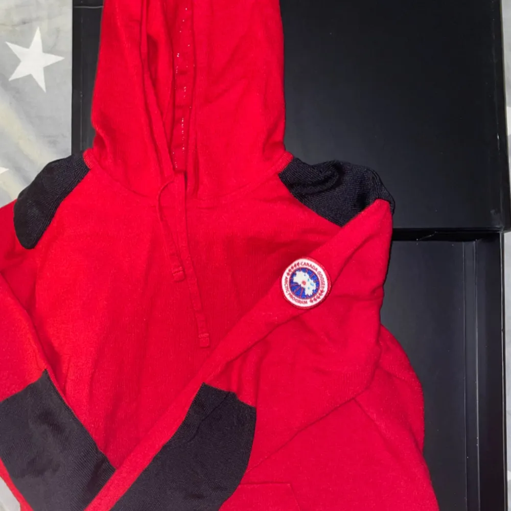 Oanvänd ”stickad” tröja från canada goose, Storlek M men passar även dom som har storlek s. Nypris 3425kr och den finns ej kvar att köpa då det utgått i sortimentet. Hör gärna av er för fler bilder eller övriga fårgor ☺️. Hoodies.