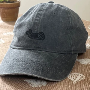 Keps - Keps med custom linoleumtryck! 🐌inga problem att tvätta i max 40 grader!