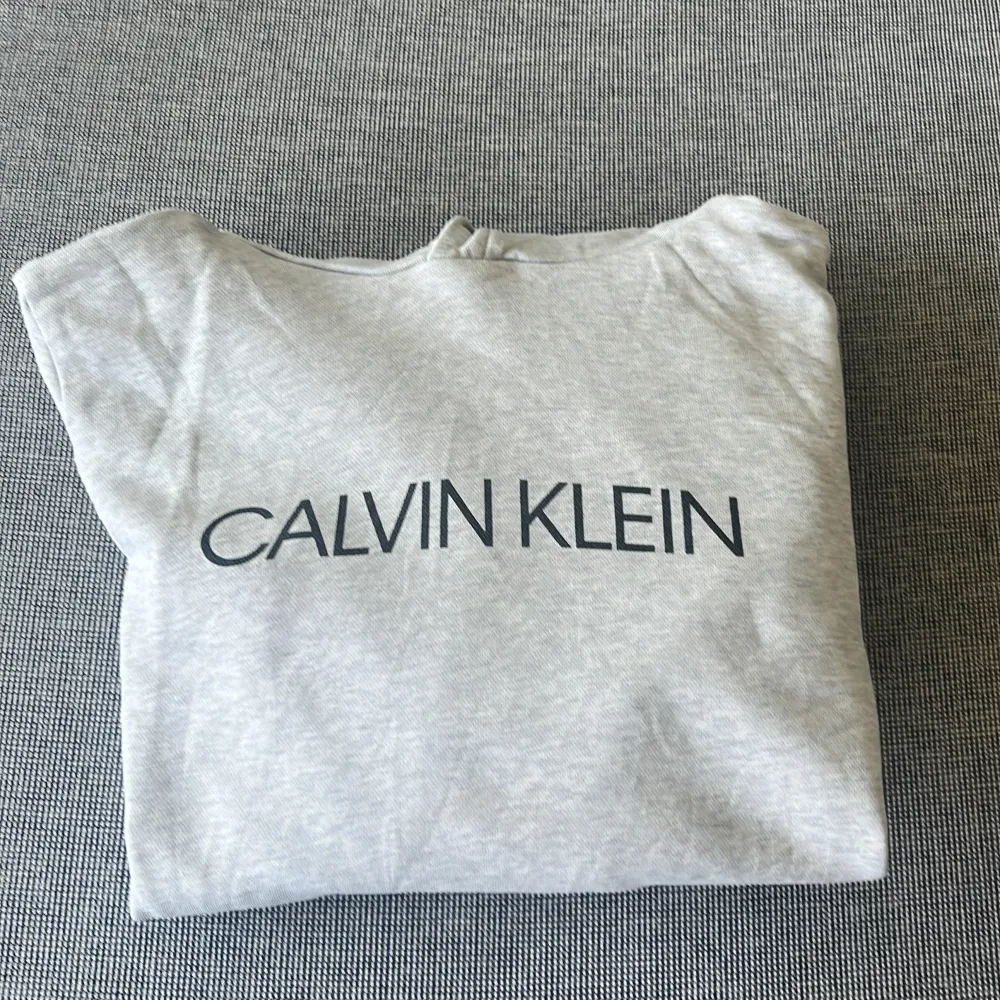 Säljer denna stilrena Calvin Klein Jeans hoodien i storlek för barn i 11-12 år åldern. Skick stark 9/10. Självklart tvättad och strykt. Köpt i Kids Brand Store. Vid minsta lilla funderingar är det bara att höra av sig. Priset kan diskuteras.. Hoodies.