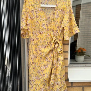 Somrig knytklänning  - Strl M. Knytmodell med vida ärmar. Fint skick! Jättefin sommarklänning, både till vardags och fest!   Katt finns i hemmet (allergivänlig ras).  Kolla gärna in mina andra annonser för samfrakt!