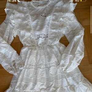 Vit klänning!! - En drömmig Vit klänning, perfekt som studentklänning. Jag köpte den på vinted men jag hittade en annan studentklänning istället.☀️☀️🤍🤍🤍