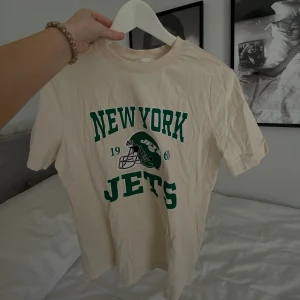 T-shirt från hm - Säljer denna fina t-shirt från hm, säljer pga ingen användning, använd max 3gg💓💓