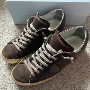 Phillipe Model Skor - Storlek 41, passar 42 också.  Är i 9,5/10 skick, använts typ 5 gånger.