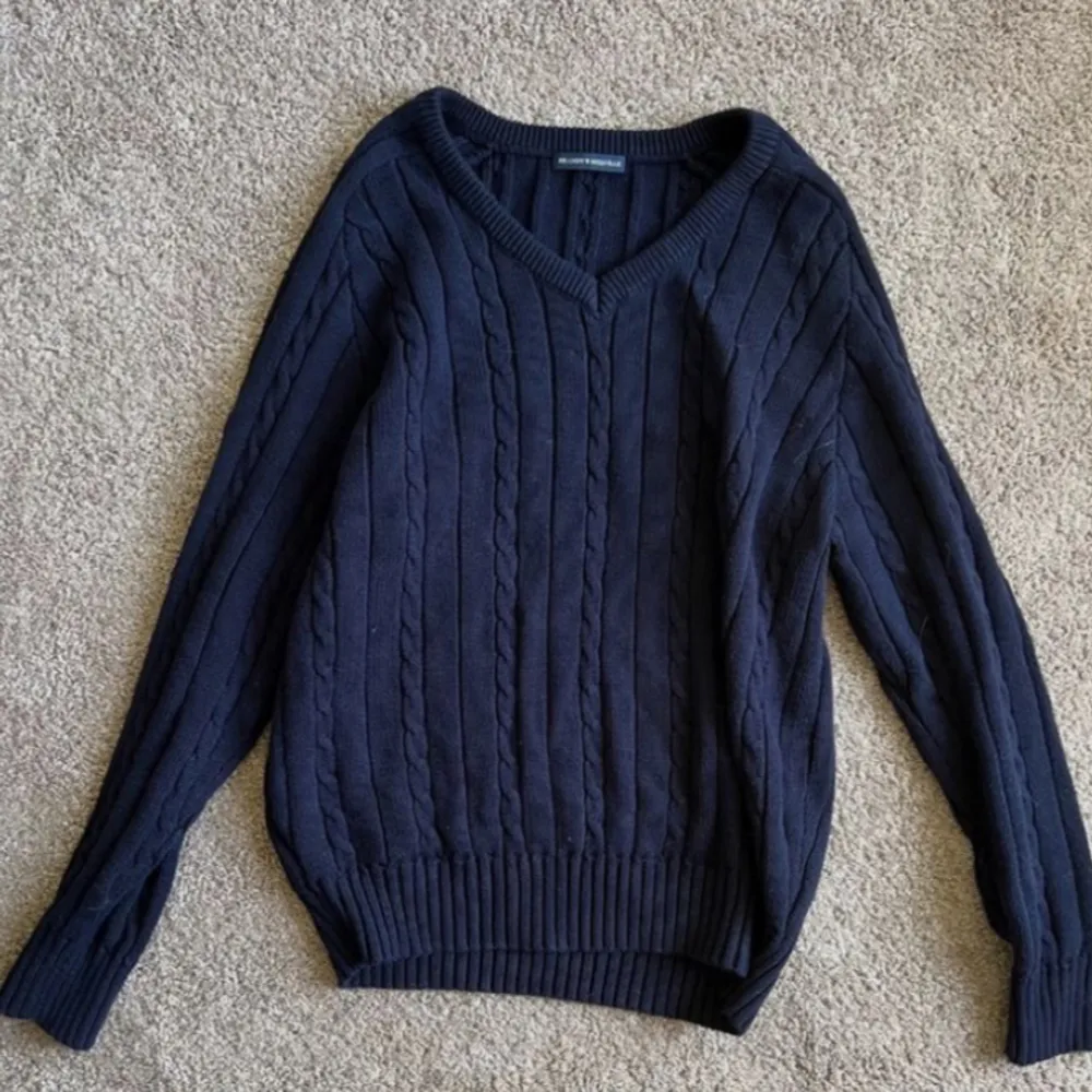 Marinblå tröja från brandy melville som inte används längre. Använt den cirka tre gånger därav nyskick 💙 Nypris €38 vilket motsvarar ca 445 kr. Tröjor & Koftor.