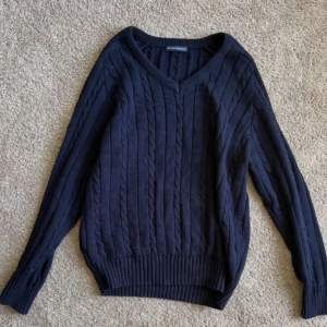 Marinblå tröja från brandy melville som inte används längre. Använt den cirka tre gånger därav nyskick 💙 Nypris €38 vilket motsvarar ca 445 kr