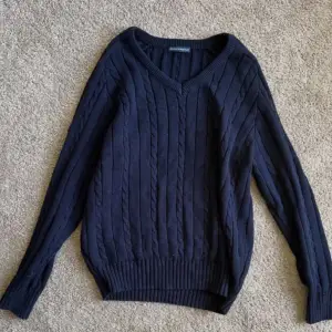 Marinblå tröja från brandy melville som inte används längre. Använt den cirka tre gånger därav nyskick 💙 Nypris €38 vilket motsvarar ca 445 kr