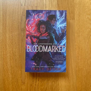 Bloodmarked - Bloodmarked av Tracy Deonn. Andra boken i serien. Nypris på Adlibris 122kr