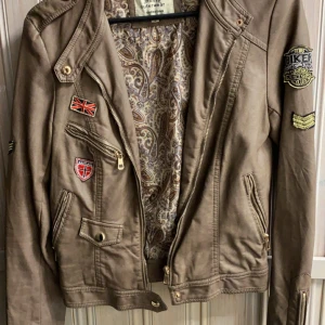 Skin jacka med märken på  - Märket softy outerwear collection storlek S. Använd, väl skött. Fint skick. 