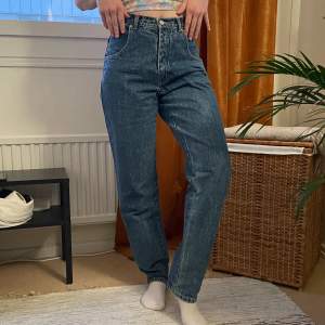 Raka högmidjade jeans med snygga fickor, är tyvärr cirka 5cm för långa på mig från hälen på mig som är 165cm. 