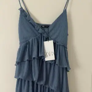 En superfin blå zara klänning som jag köpte på Vinted. Aldrig använt och prislapp kvar. Passade inte mig och därför säljer jag den! Kontakta ifall fler bilder behövs😊