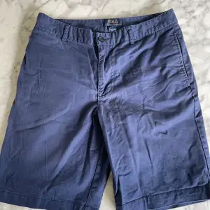 Polo Ralph Lauren chinos shorts. Marinblå i fint skick.  Storlek 16.  Perfekt till sommaren!! Fler annonser ute, kom med bud på dem.