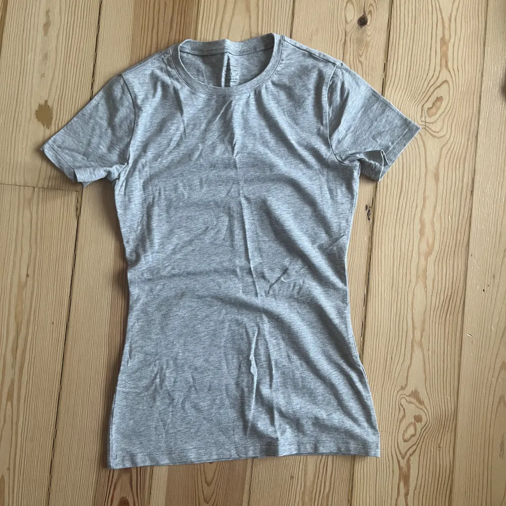 Säljer denna superfina toppen/T-shirten från intimisimi i storlek S/XS i perfekt skick💕. Toppar.