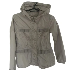 Moncler jacka  - Söt moncler jacka i finaste skicket som är i storlek 12 men skulle säga motsvarar en Xxs/Xs☺️