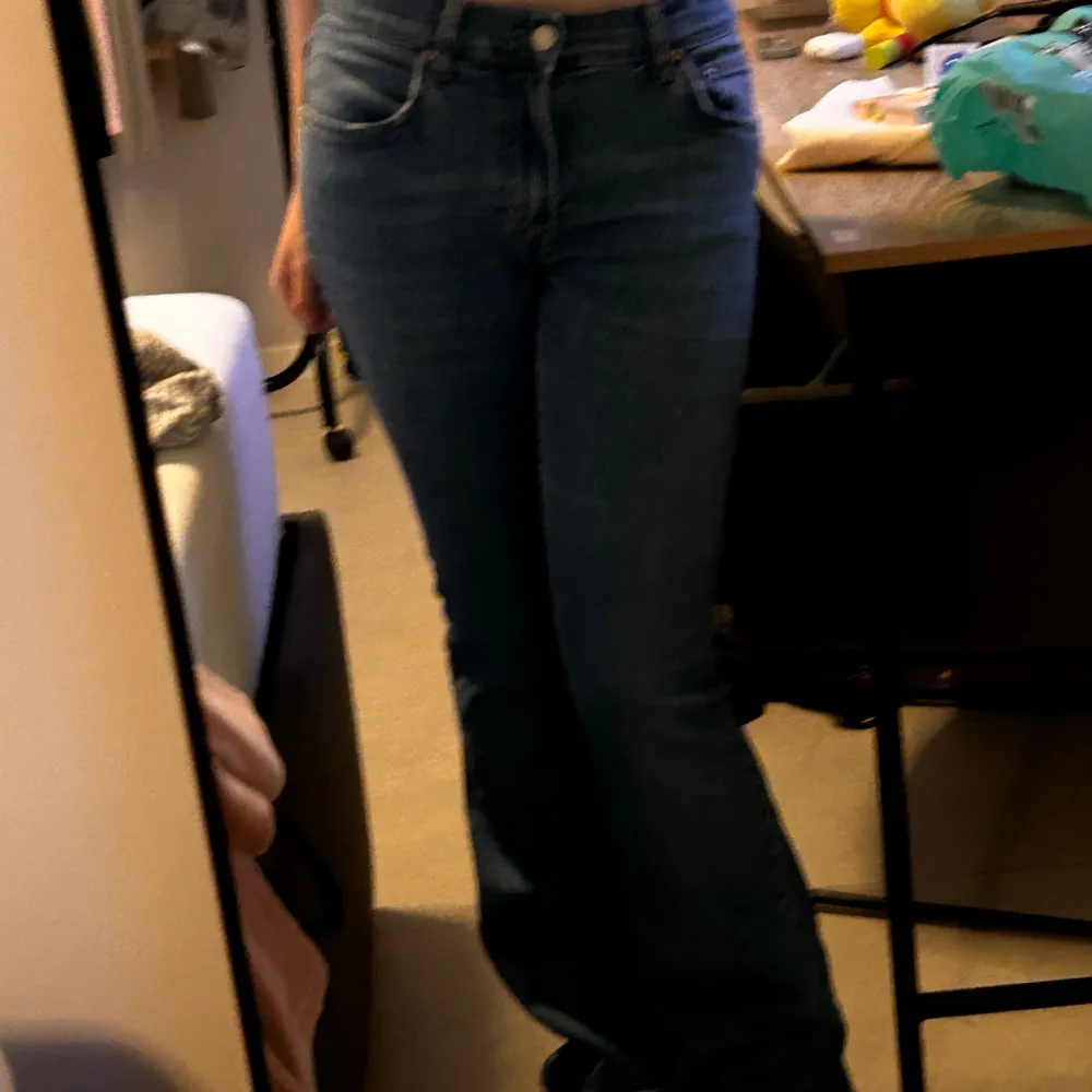 Lågmidjade Bootcut/Flared jeans från Gina, använda men i bra skick! Pris går att diskuteras💞. Jeans & Byxor.
