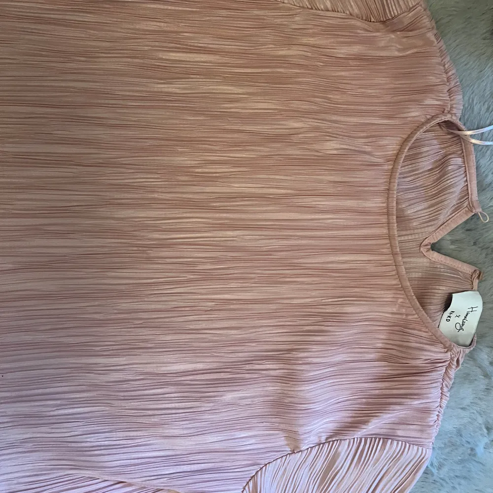 Super fin kort rosa t-shirt som har en fint tyg, den är knappt använd och är i nyskick. 🩷  Tryck gärna köp nu! 💕. Toppar.