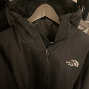 North face regnjacka - Toppnotch kvalitet, knappt använd och skick är 10/10