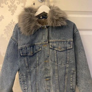 Blå jeansjacka - Cool, skön jeansjacka som tyvärr inte kommer till användning. Endast använd ett fåtal gånger. Funkar som höst/vårjacka men även på kalla sommarkvällar. Skulle säga att den passar som en S-M.