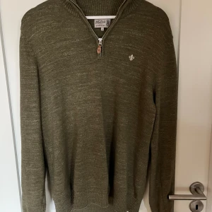 Morris halvzip - Säljer en riktig snygg Morris halvzip för 699kr, skicket är 10/10 och materialet är bomull. DM för funderingar!