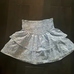 Jätte fin kjol från Gina Tricot använd fåtal gånger den har en liten fläck men den tvättar jag bort innan jag postat passar mig som har xs 