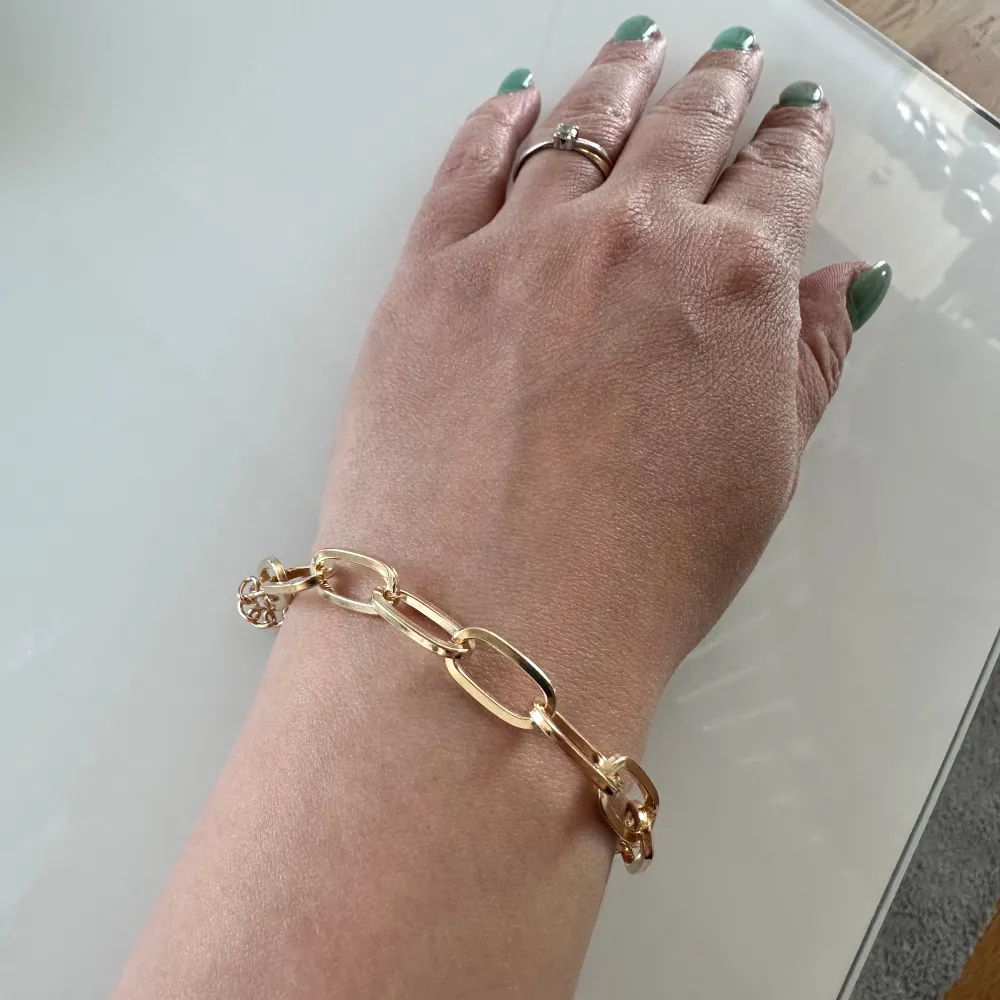 snygg cordellkedja đ» BĂ€r den som den Ă€r eller tillsammans med flera olika armband för en personlig look.. Asusteet.