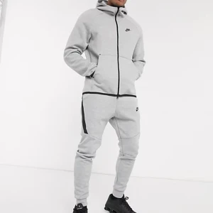 Nike Tech fleece Set (nyare desing) - Sparsamt använd, inga slitage.  Tröjan i S o vi byxorna i XS.  Passar mig i 1,51 om man viker upp byxorna:) därmed bäst för 1,55cm!  Redan prutat och klart! Frågor? Kom DM! 