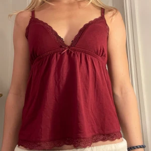 Vinröd topp - Vinrödd topp från nelly i storlek xs. Aldrig använd, helt ny. 180kr💕