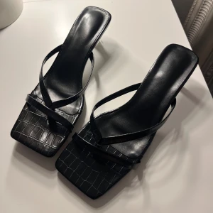 Sandaler med klack  - Ursnygga klackar som är helt oanvända då de tyvärr vad för små för mig! Skulle gissa att klackhöjden är cirka 3 cm, stilrena och passar perfekt nu till sommar💕🤩Säljs även på vinted🌸