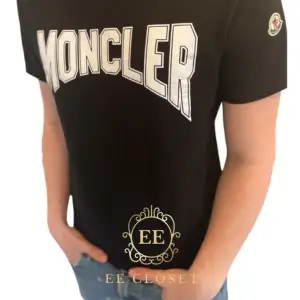 Moncler T-shirt i mycket bra skick! Andvänd fåtal gånger, vid snabb affär kan vi sänka priset, Enkla och snabba kunder prioriteras!   Mvh EE closet!